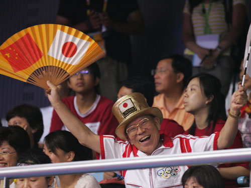 北京五輪卓球・女子団体戦１次リーグで声援を送る「五輪おじさん」こと山田直稔さん