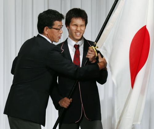 ロンドン・パラリンピック日本選手団の結団式で、中森邦男団長（左）から団旗を受け取る旗手の木村敬一選手