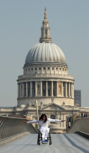 【聖火リレー】ロンドンのテムズ川にかかる歩道橋ミレニアム・ブリッジ(c)London 2012