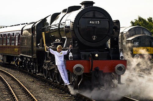 【聖火リレー】ヨークからサースクまでスコットランドの蒸気機関車でリレー(c)London 2012