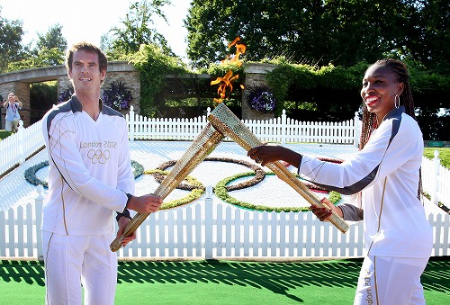 【聖火リレー】プロテニス選手のアンディ・マリーからビーナス・ウィリアムズへ聖火リレー。場所はテニスの聖地・ウィンブルドン(c)London 2012
