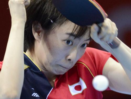 女子シングルス３位決定戦　シンガポール選手と対戦する石川佳純