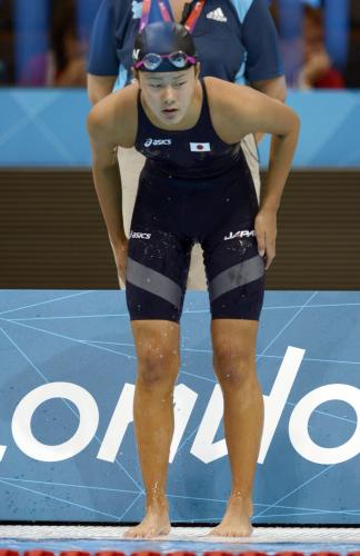 女子２００メートル背泳ぎ予選を終え、一礼して引き揚げる大塚美優