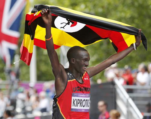 男子マラソンで優勝し、笑顔で声援に応えるウガンダのキプロティク