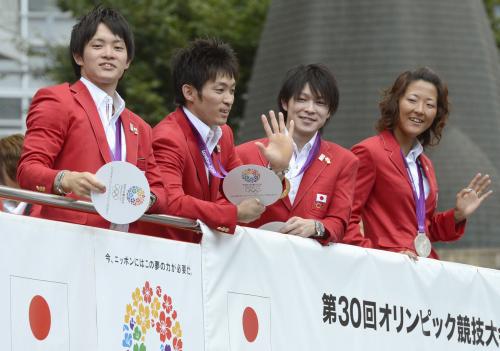 ロンドン五輪のパレードで笑顔で手を振る（左から）体操男子の田中佑典、田中和仁、内村航平、「なでしこジャパン」の大儀見優季