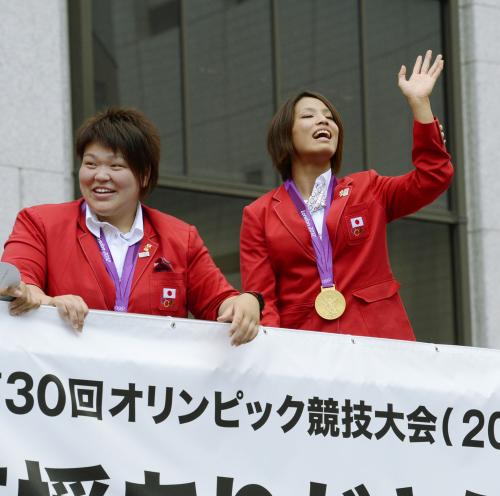 ロンドン五輪のパレードで、笑顔で手を振る柔道女子の松本薫（右）と杉本美香