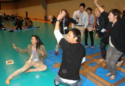 他競技選手との交流イベントで笑顔を見せるフィギュアの浅田真央（左）、クロスカントリーの恩田祐一（中央）、モーグルの伊藤みき（右）ら