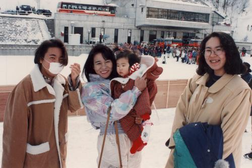 スキージャンプ・葛西紀明の家族。（左から）妹・久美子さん、母・幸子さん（腕の中は姉・紀子さんの長女・翔子ちゃん）、姉・紀子さん