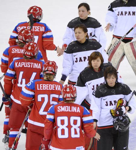 ロシア選手（左）と健闘をたたえ合う日本代表