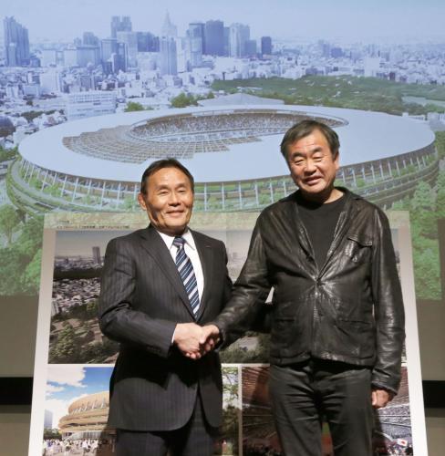 新国立競技場の新たな完成イメージの前で握手する建築家の隈研吾氏（右）とＪＳＣの大東和美理事長
