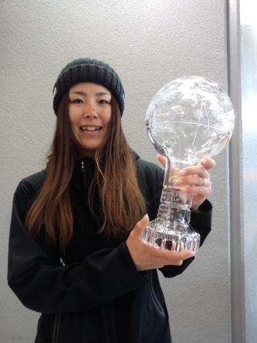 Ｗ杯年間優勝者に与えられるクリスタルトロフィーを手にする小野塚彩那