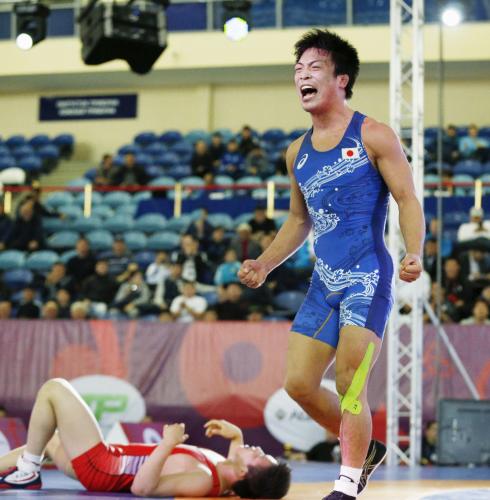 男子グレコローマン59キロ級準決勝で韓国選手（左）を破り、雄たけびを上げる太田忍