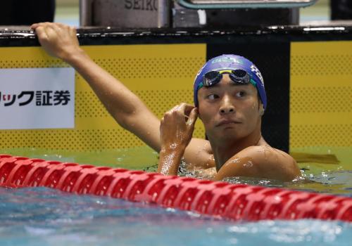 男子１００メートル背泳ぎで決勝へ進出した入江