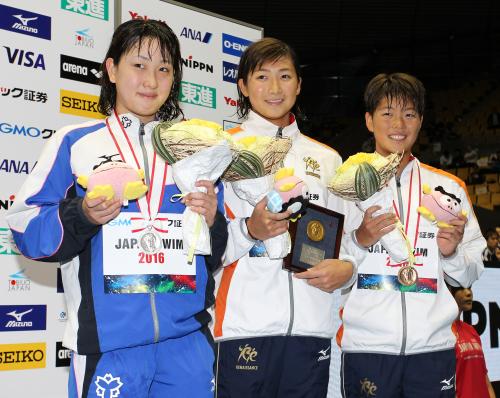 表彰台で笑顔の（左から）２位の五十嵐千尋、１位の池江璃花子、３位の持田早智