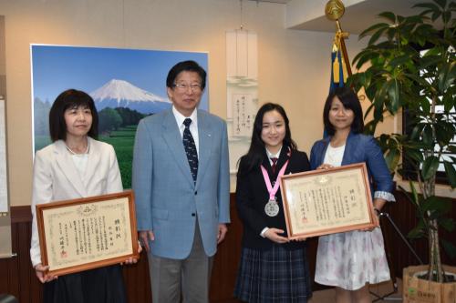 川勝県知事から顕彰状を授与され笑顔の伊藤（右から２人目）。右は母・美乃りさん、左は水谷隼の母・万記子さん