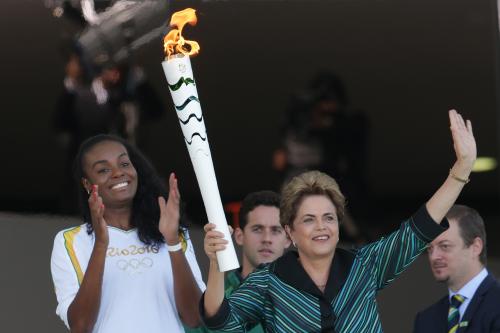聖火のともったトーチを持つブラジルのルセフ大統領（ＡＰ）