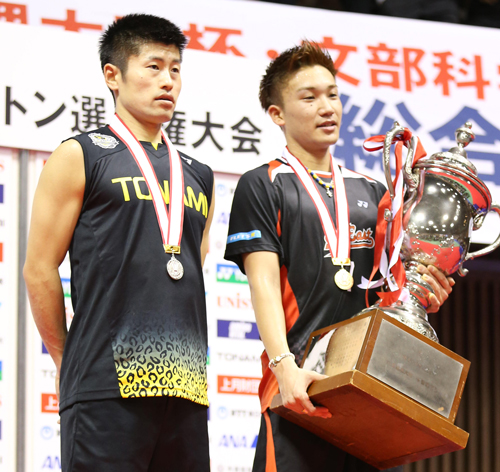 １５年１２月、全日本バドミントン選手権で準優勝の佐々木翔（左）と優勝の桃田賢斗