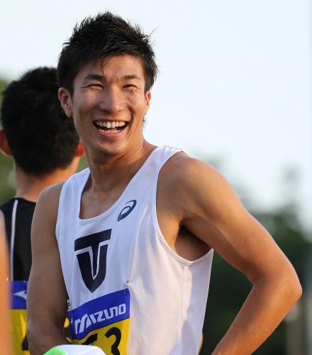 男子１００メートル決勝を制し笑顔を見せる桐生