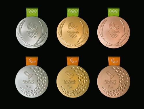 リオデジャネイロ五輪のメダル（上段）とパラリンピックのメダル