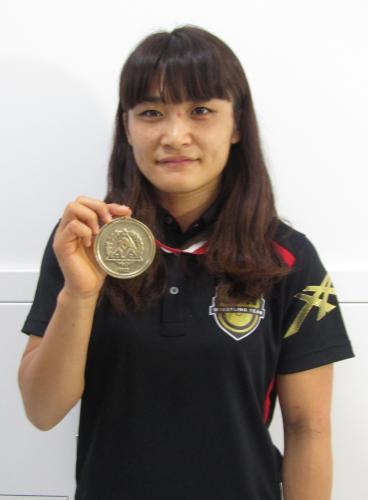 ポーランド国際で優勝し、成田空港でメダルを手にするレスリング女子の伊調馨