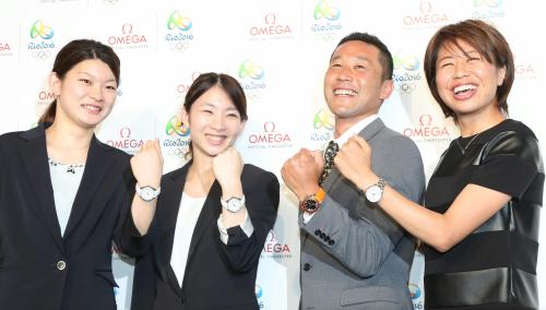 オメガの高級時計をプレゼントされ（左から）笑顔の高橋礼華、松友美佐紀、田山寛豪、福士加代子