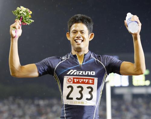 男子４００メートル障害で優勝し、笑顔の野沢啓佑