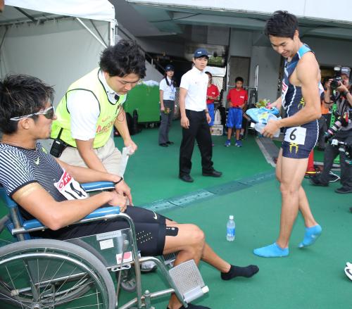 ＜陸上日本選手権＞負傷した藤光（左）に心配そうに声をかける飯塚