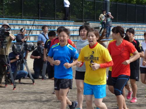 旭川合宿で先頭でランニングする吉田沙保里（右）と登坂絵莉