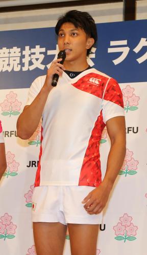 リオ五輪で使用する新ユニホームを着用し、感想を述べる松井