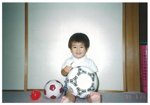 １歳の矢島。多くのボールに触れながら育った