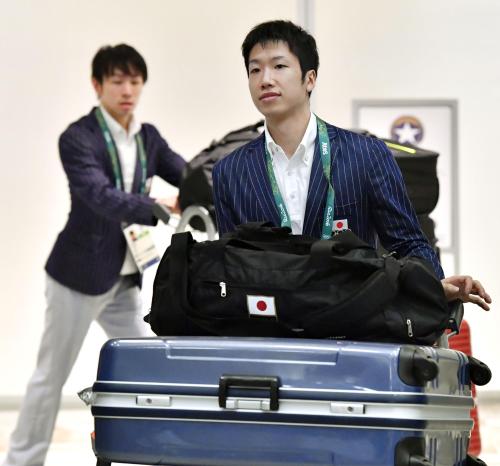 リオデジャネイロの国際空港に到着した、卓球男子日本代表の水谷隼（右）と丹羽孝希