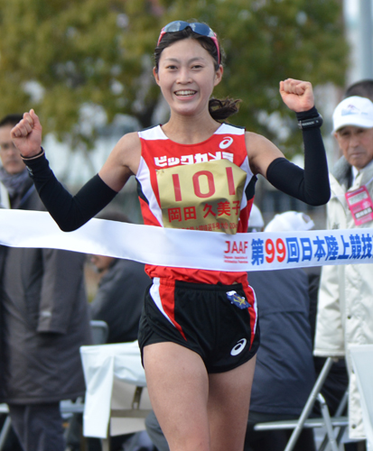 ２月の日本選手権、笑顔で優勝テープを切る岡田久美子