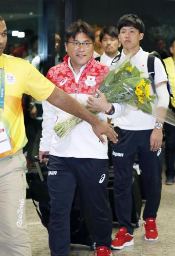１次リーグの第１、２戦が行われるマナウスの空港に到着した、リオ五輪サッカー男子日本代表の手倉森監督（手前）