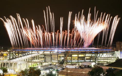開会式を控えた夜のマラカナン競技場。リハーサルの花火が打ち上げられた
