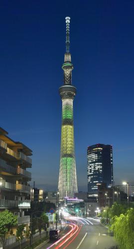 リオ五輪の開幕を前に、ブラジル国旗をイメージしてライトアップされた東京スカイツリー