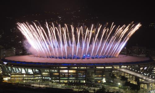 リオデジャネイロ五輪開会式であがる花火（ＡＰ）