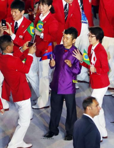 リオデジャネイロ五輪の開会式で、日本選手団の橋本聖子団長と記念撮影するカンボジア代表の猫ひろし