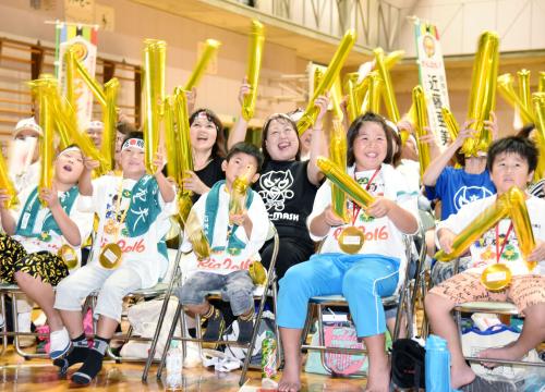 柔道女子４８キロ級で近藤亜美が銅メダルを獲得し、喜ぶ地元道場の小学生ら