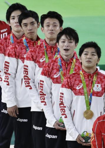 体操男子団体で金メダルを獲得した日本チーム。左から加藤凌平、白井健三、田中佑典、内村航平、山室光史（ＡＰ）