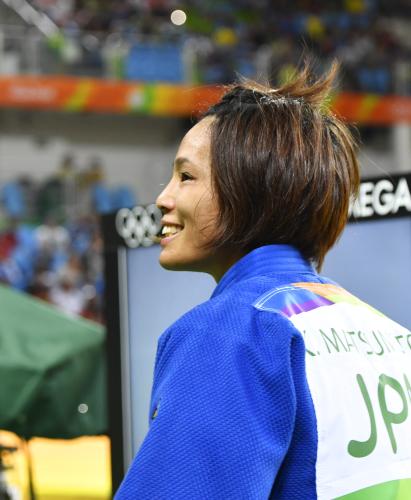 女子５７キロ級で銅メダルを獲得し、スタンドの声援に笑顔で応える松本薫