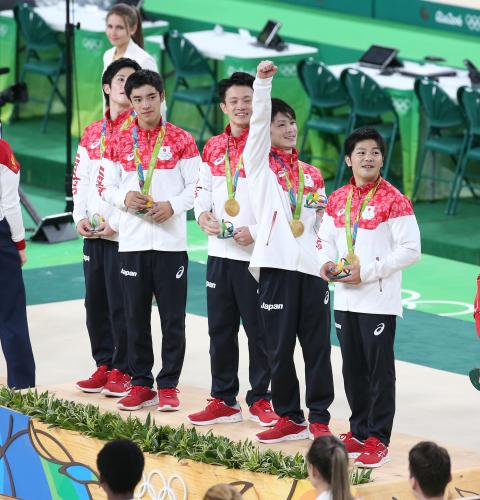表彰台で喜びを爆発させる（左から）加藤、白井、田中、内村、白井の体操男子日本代表