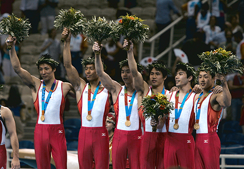 アテネ五輪の体操男子団体総合で金メダルを獲得した日本。（左から）米田功、水鳥寿思、鹿島丈博、冨田洋之、塚原直也、中野大輔