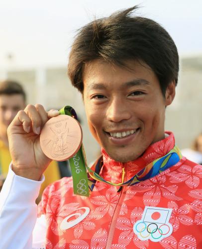 男子スラローム・カナディアンシングルで銅メダルを獲得し、笑顔の羽根田卓也