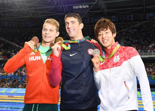 競泳男子２００ｍバタフライ　メダルを手に記念撮影（左から）タマシュ・ケンデレシ、マイケル・フェルプス、坂井聖人