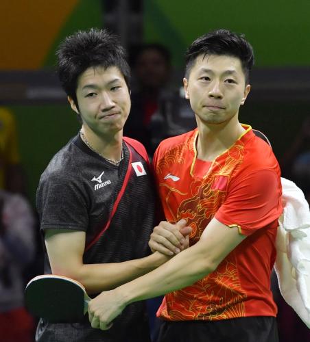 男子シングルス準決勝で中国の馬龍（右）に敗れた水谷隼