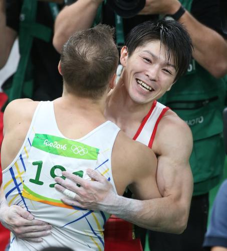 ＜リオ五輪　　体操男子個人総合＞　し烈な金メダル争いを繰り広げたベルニャエフと健闘をたたえ合う内村