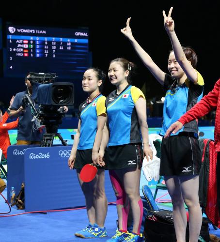 ＜卓球・女子団体　準々決勝＞準決勝進出を決め、笑顔でスタンドにあいさつする（左から）伊藤、福原、石川