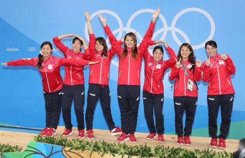 ＜リオ五輪　　競泳＞　表彰台で「ＴＯＫＹＯ２０２０」のポーズをとって記念撮影をおこなう（左から）鈴木、金藤、山口、松本、高橋、清水、星