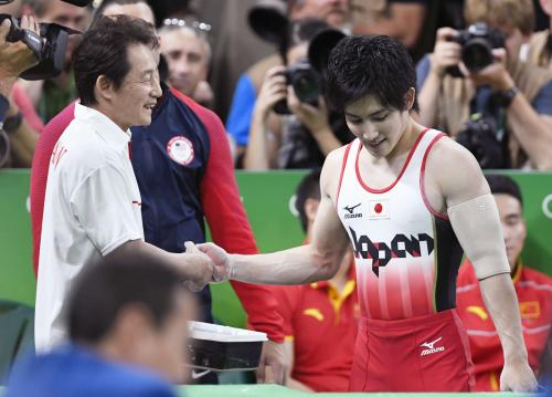 男子平行棒決勝　演技終了後、コーチで父の裕之さん（左）と握手を交わす加藤凌平