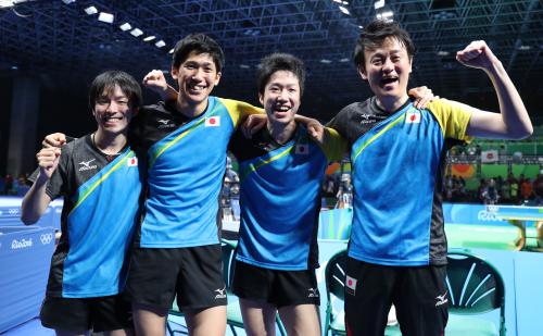 決勝進出を決め、メダルを確定させた卓球男子団体の（左から）丹羽、吉村、水谷、倉嶋監督
